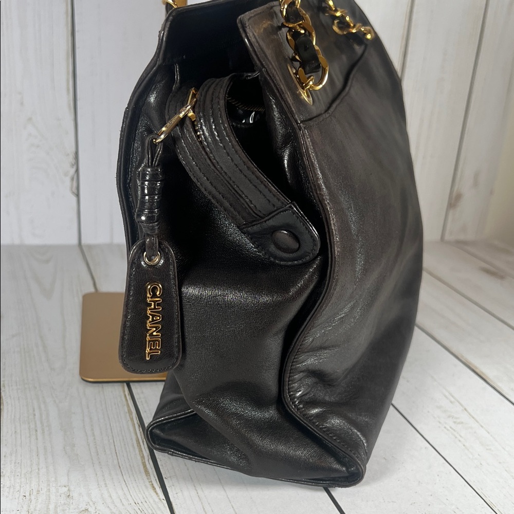 CHANEL • Authentic Vintage Shoulder Bag - Picture 3 of 12